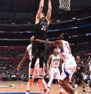 tsentroviy-o-len-proviv-rezultativnu-gru-v-nba