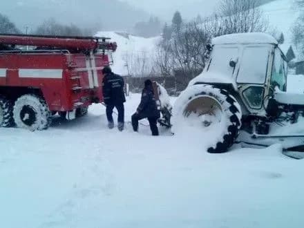 cherez-negodu-zakarpatski-ryatuvalniki-vidbuksiruvali-37-avtomobiliv
