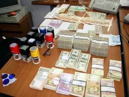 konvertatsiyniy-tsentr-obigom-180-mln-grn-likviduvali-u-kiyevi