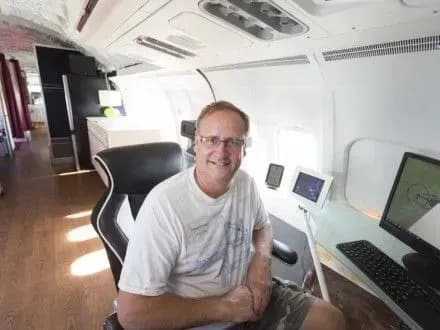 amerikanets-peretvoriv-litak-na-budinok