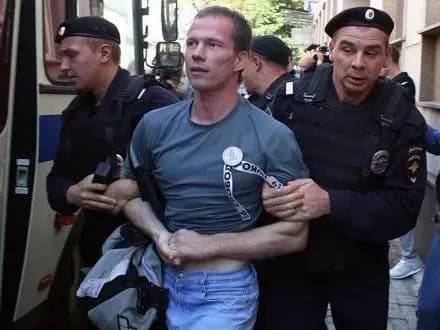 rosiyski-pismenniki-vimagayut-povidomiti-mistseperebuvannya-i-dadina