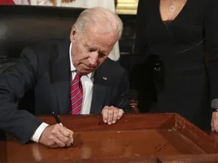 dzh-bayden-na-pamyat-rozpisavsya-na-yaschiku-svogo-pismovogo-stola