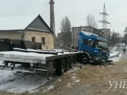 vodiy-furi-u-mariupoli-znis-betonniy-stovb-i-ogorozhu