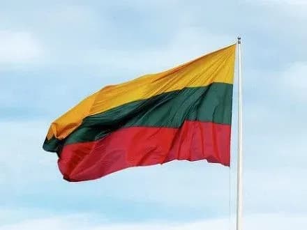 nevidomi-kinuli-kilka-yayets-na-teritoriyu-torgovogo-predstavnitstva-rf-u-vilnyusi