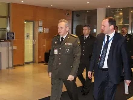 v-muzhenko-pribuv-z-robochim-vizitom-do-shtab-kvartiri-nato