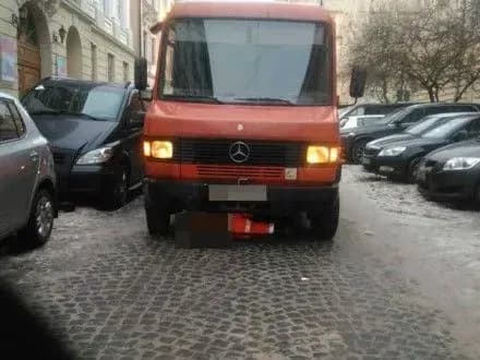 u-tsentri-lvova-mikroavtobus-nasmert-pereyikhav-parkuvalnika