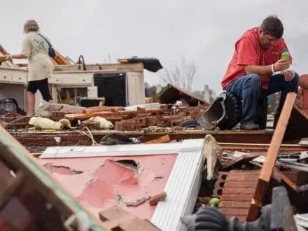 zyavilisya-kadri-z-povitrya-naslidkiv-tornado-na-pivdni-ssha
