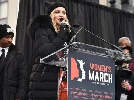 radiostantsiya-v-ssha-vidmovilas-translyuvati-pisni-madonni-cherez-vislovlyuvannya-na-adresu-d-trampa