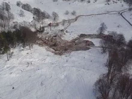 znyato-z-povitrya-mistse-obvalu-lavini-na-gotel-v-italiyi