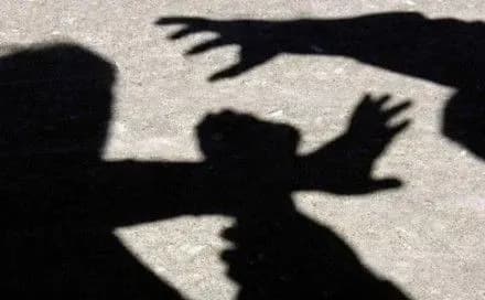 zhiteliv-mariupolya-suditimut-za-pobittya-politseyskogo-ta-viyskovogo