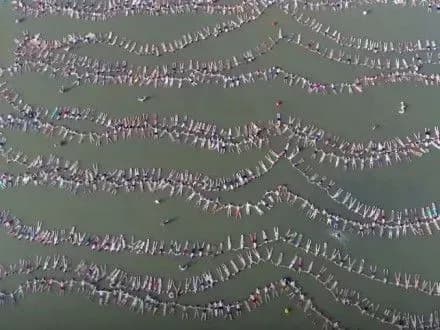 v-argentini-mayzhe-2-tis-plavtsiv-zyednalisya-v-lantsyuzhok-schob-pobiti-svitoviy-rekord