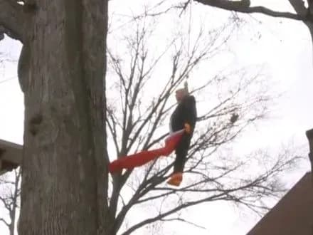 u-ssha-zyavilasya-lyalka-d-trampa-z-radyanskim-praporom-v-rukakh