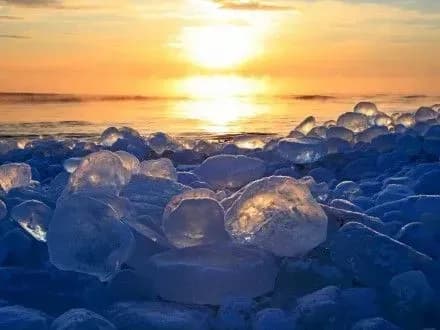 na-ostrovi-khokkaydo-u-yaponiyi-zyavilisya-brili-lodu-skhozhi-na-koshtovne-kaminnya