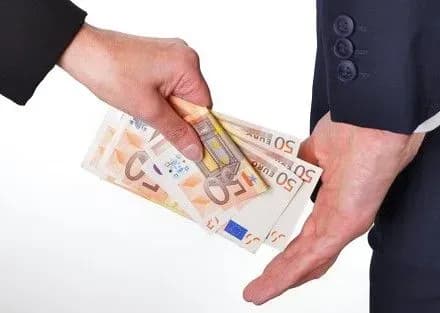 pratsivnika-banku-zatrimali-za-khabarnitstvo