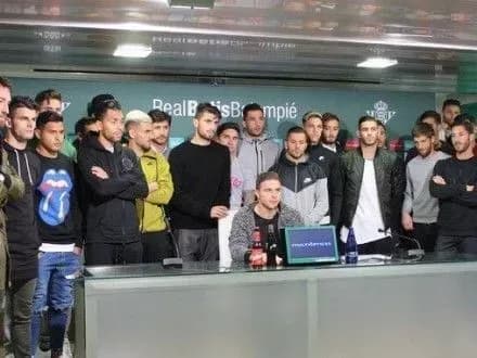 futbolisti-betisa-vstali-na-zakhist-r-zozuli