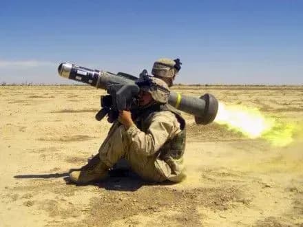 dzh-makkeyn-zaklikav-d-trampa-nadati-ukrayini-protitankovi-raketni-kompleksi-javelin