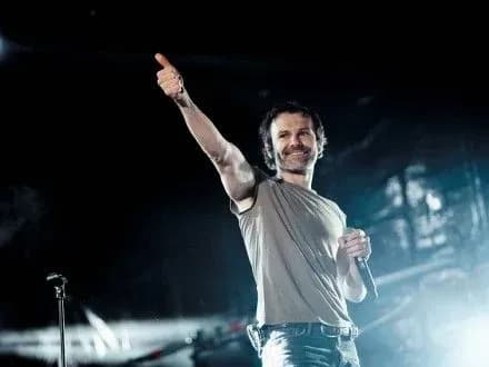 s-vakarchuk-na-kontserti-v-avstraliyi-zaspivav-iz-praporom-mariupolya