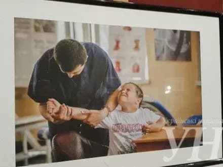 u-kiyevi-vidkrili-fotovistavku-blagodiynist-v-obyektivi