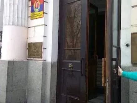 porig-institutu-natspamyati-zalili-chervonoyu-farboyu-i-zalishili-nalipki-slavyanskaya-strazha