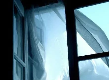 zhinka-vipala-z-pyatogo-poverkhu-u-zaporizhzhi