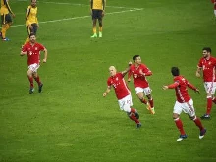 bavariya-z-riznitseyu-v-chotiri-myachi-rozgromila-arsenal-u-lizi-chempioniv