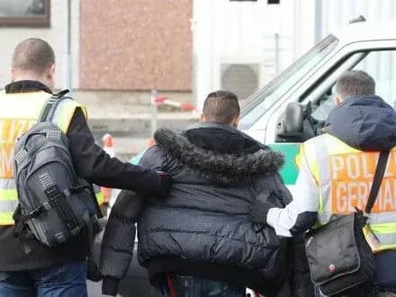 nimetskiy-uryad-ukhvaliv-zhorstkishi-pravila-deportatsiyi-migrantiv