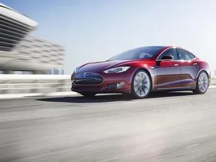 tesla-znovu-u-zbitkakh