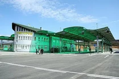 drugu-dobu-proyizd-do-vantazhnogo-terminalu-na-kpp-uzhgorod-blokuyut-peresichniki