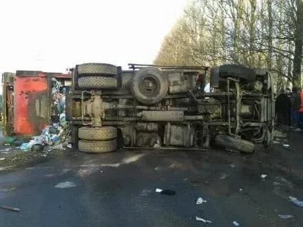 smittyevoz-perekinuvsya-u-khmelnitskomu-vodiya-gospitalizuvali