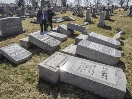 u-filadelfiyi-vandali-rozbili-bilshe-100-nadgrobkiv-na-yevreyskomu-kladovischi