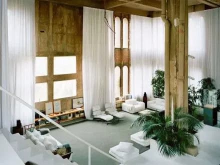 ispanskiy-arkhitektor-peretvoriv-stariy-tsementniy-zavod-u-rozkishniy-mayetok