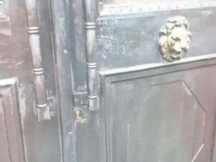 politsiya-vstanovlyuye-motivi-i-obstavini-pidpalu-dverey-institutu-natspamyati