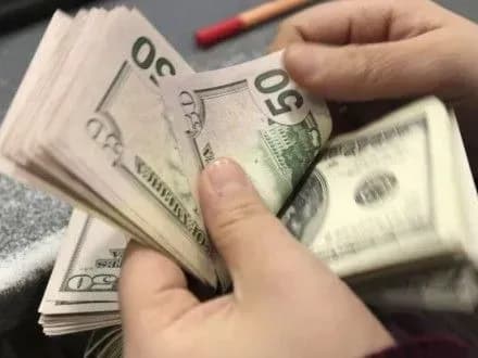 derzhsluzhbovtsya-spiymali-na-khabari-v-ponad-6-tisyach-dolariv-na-kiyivschini