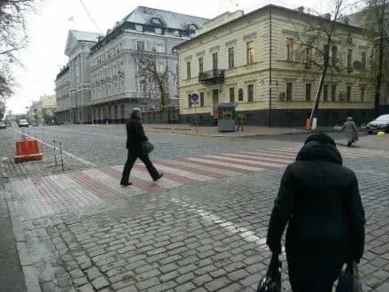 u-kiyevi-zyavlyatsya-sche-dva-perekhodi-z-kolorovoyi-brukivki