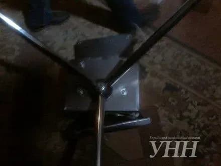 u-primischenni-khmelnitskogo-budinku-rad-roztroschili-turniket-ta-kabinu-okhoroni