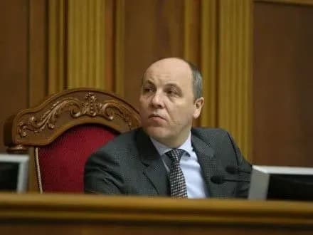 a-parubiy-doruchiv-provesti-rozsliduvannya-prichin-poyavi-u-radi-lyudey-u-kamuflyazhi