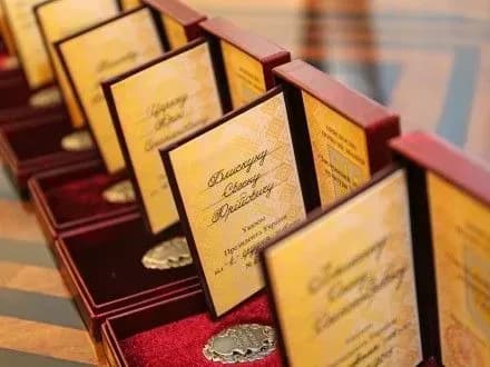 prezident-tsogo-tizhnya-nagorodiv-blizko-100-viyskovosluzhbovtsiv