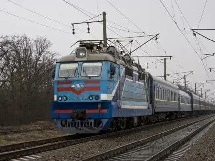 cholovik-v-khersoni-stribnuv-pid-potyag