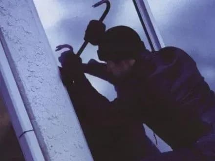 dvoye-kharkivskikh-politseyskikh-pograbuvali-pomerlogo