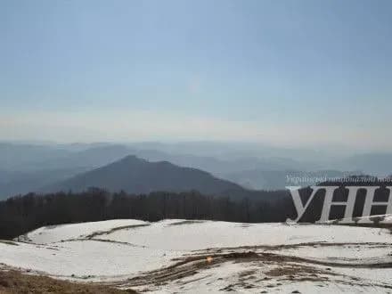 na-vershinakh-karpat-pochav-skhoditi-snig