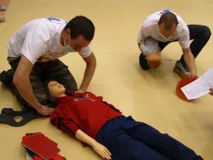 instruktori-u-kiyevi-pokazali-yak-nadavati-pershu-dopomogu-pri-teraktakh