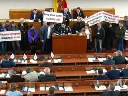 u-zhitomiri-protestuvalniki-zablokuvali-robotu-oblasnoyi-radi
