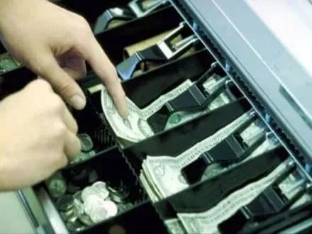 pratsivnitsya-lvivskogo-banku-privlasnila-300-tis-grn