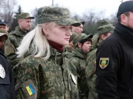 divchina-ofitser-zatrimala-boyovika-v-mariupoli