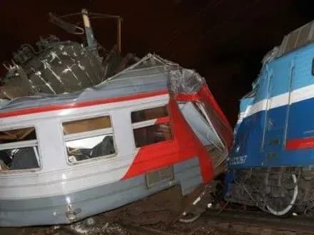 lyudina-na-shlyakhakh-sprichinila-zitknennya-poyizdiv-u-moskvi