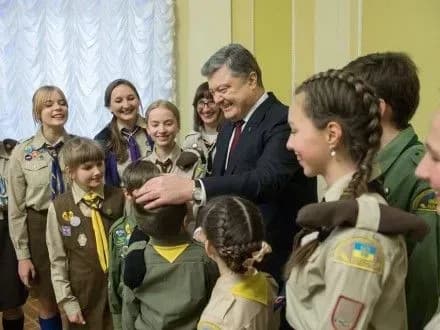 p-poroshenko-privitav-plastuniv-yaki-sogodni-skladut-prisyagu