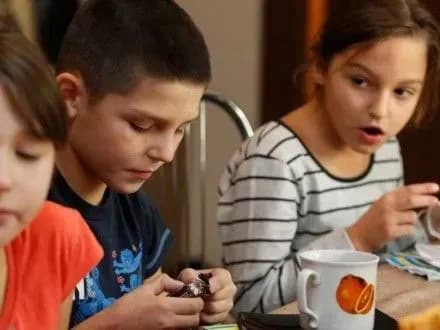 bilshe-90-ditey-scho-utrimuyutsya-v-internatakh-mayut-batkiv-a-reva