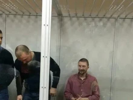 zakhist-vimagaye-vipustiti-eks-berkutivtsiv-z-klitki-na-chas-sudovikh-zasidan