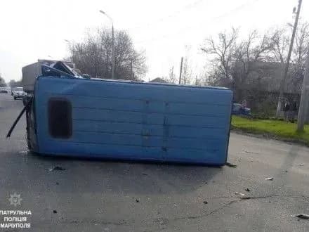 avtobus-perevernuvsya-v-mariupoli