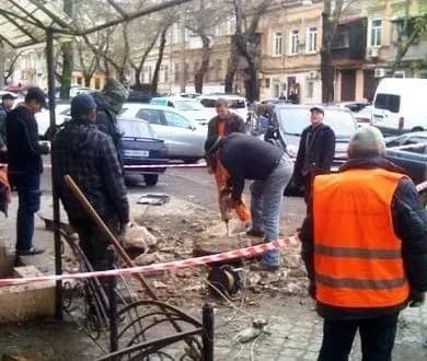 u-tsentri-odesi-obvalivsya-balkon-1